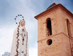 Virgen de Fatima  y al fondo la Torre.