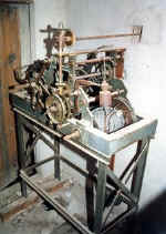 Detalle de la maquinaria del reloj antigua del campanario.