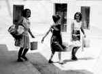 Lucia Moya, Julia Gonzlez y Amparo Lpez regresan del lavadero.