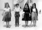 Festividad de San Juan mujeres vestidas de manolas.