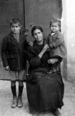Postguerra.Dolores Carrasco Moya, con sus hijos.Eran tiempos dficiles.