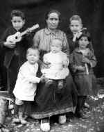 1.925. Familia de Gorgonia Monteagudo con cinco de sus hijos.